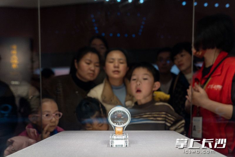 市民游客围观西汉 “长沙王玺”金印。