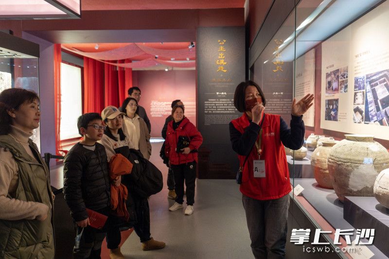 市民游客认真听取讲解。