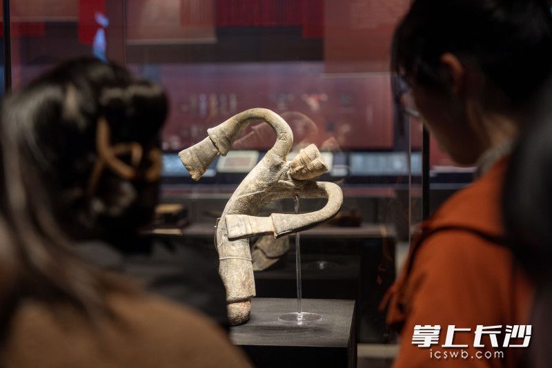 陶绕襟衣女舞俑吸引了市民游客围观。