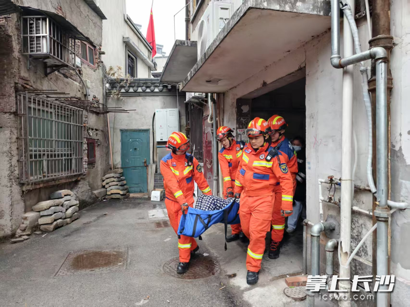 消防救援人员转运患病老人送医。 长沙晚报通讯员 罗霜操 摄