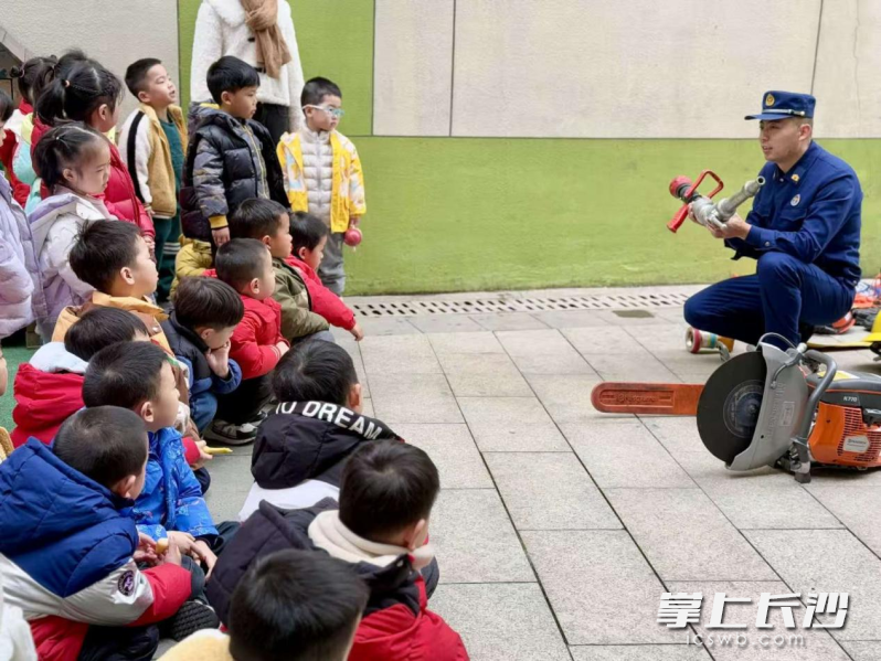 消防宣传员给幼儿园小朋友上消防安全课。长沙晚报通讯员 黄笃敏 摄