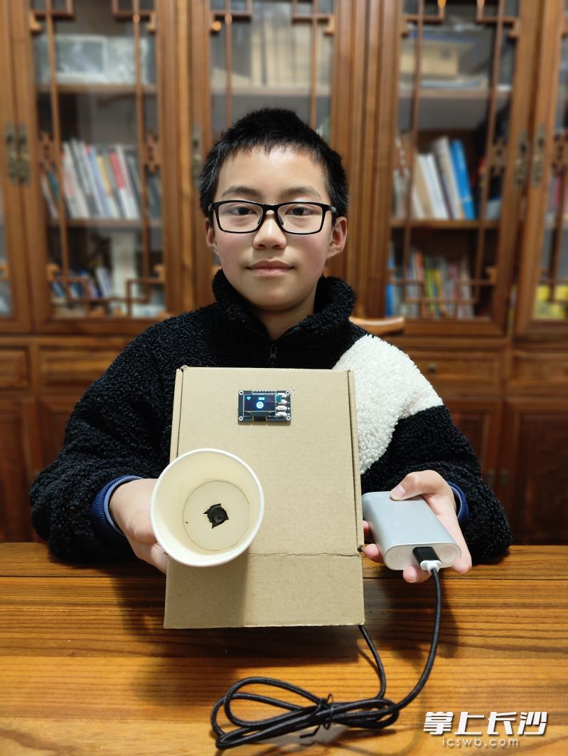 小朋友捧着智能机器人,爱不释手。 均为长沙晚报全媒体记者颜家文摄 小朋友捧着智能机器人,爱不释手。 均为长沙晚报全媒体记者颜家文摄