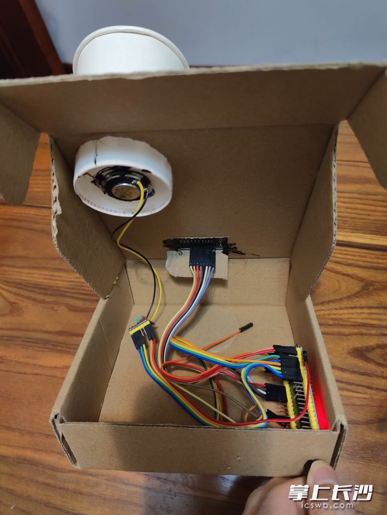 纸杯做的喇叭、纸盒做的机身,这款机器人虽然简陋,但挺有内涵。 纸杯做的喇叭、纸盒做的机身,这款机器人虽然简陋,但挺有内涵。