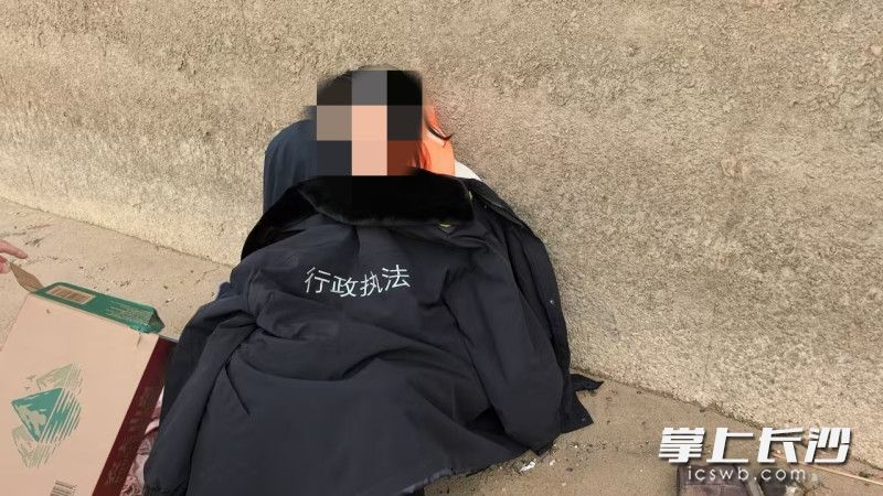 执法人员将女子安全转移至岸上。 通讯员供图