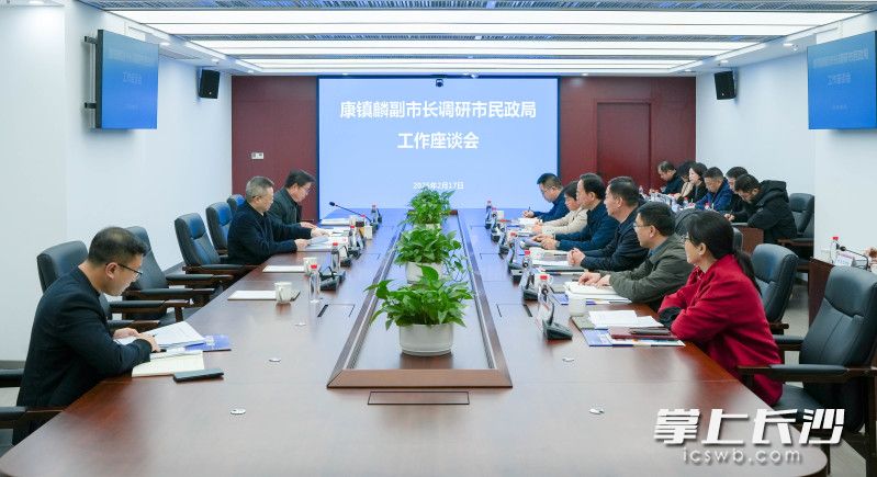 副市长康镇麟到市民政局调研。 市民政局供图