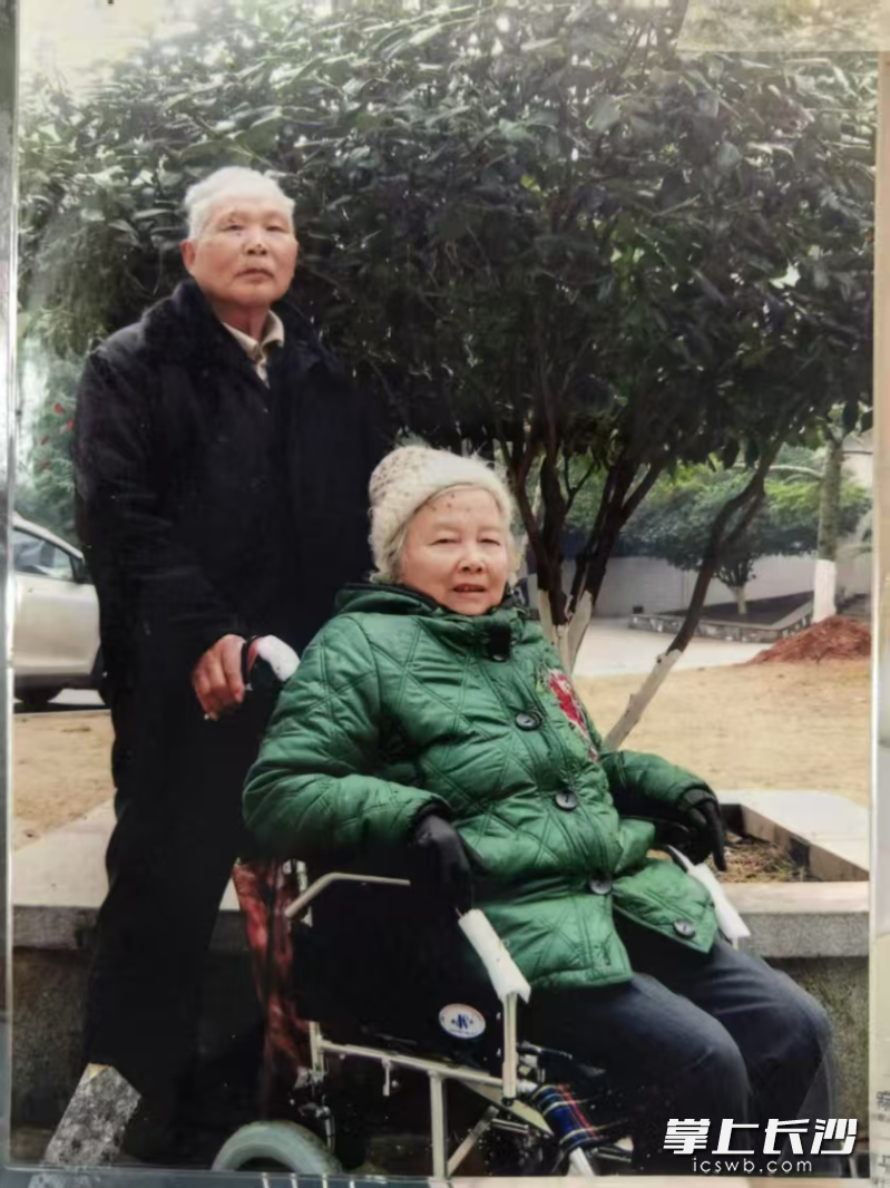 陈开钟和老伴李银屏同为大学生,曾一起填写捐献登记表。 陈开钟和老伴李银屏同为大学生,曾一起填写捐献登记表。