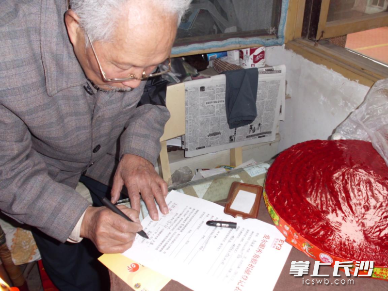 2015年2月26日,76岁的陈开钟在捐献表委托人一栏签下自己的名字,帮助老伴完成捐献心愿。 2015年2月26日,76岁的陈开钟在捐献表委托人一栏签下自己的名字,帮助老伴完成捐献心愿。