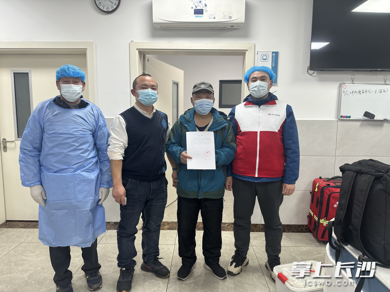 长沙爱尔眼库及中南大学湘雅医学院的工作人员协助陈开钟家人完成其捐献眼角膜和遗体的夙愿。 均为长沙晚报通讯员杨丽红、潘爱华供图 长沙爱尔眼库及中南大学湘雅医学院的工作人员协助陈开钟家人完成其捐献眼角膜和遗体的夙愿。 均为长沙晚报通讯员杨丽红、潘爱华供图