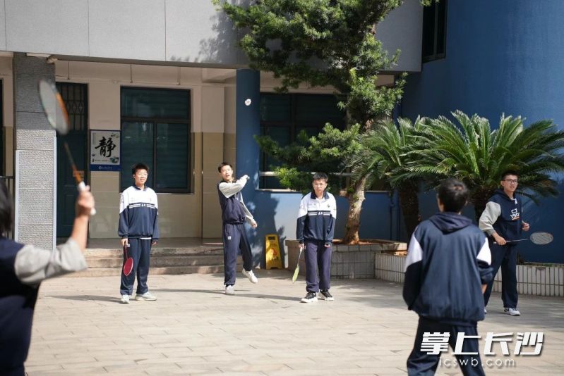 课间自由活动。