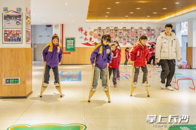 芙蓉区八一路小学，课间休息时间学生在老师的指导下进行运动。长沙晚报通讯员 刘良琪 摄