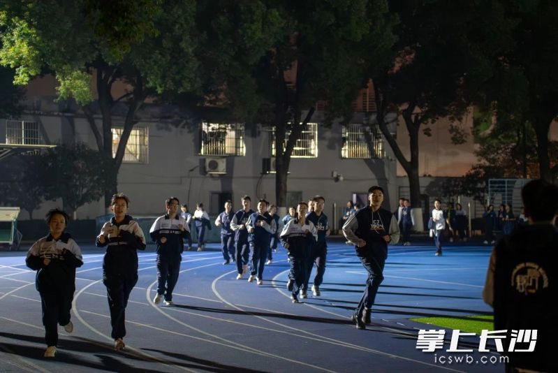 晚自习间隙同学们会自发前往操场或是跑步或是踢球。
