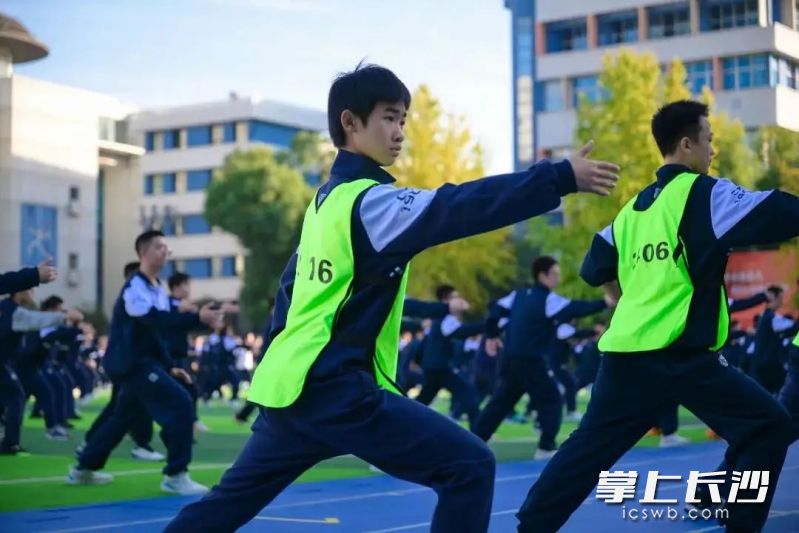 由长郡体育教师原创自编的课间操是同学们的必修课程，也是大课间的主要内容。长沙晚报通讯员 范嘉树 摄