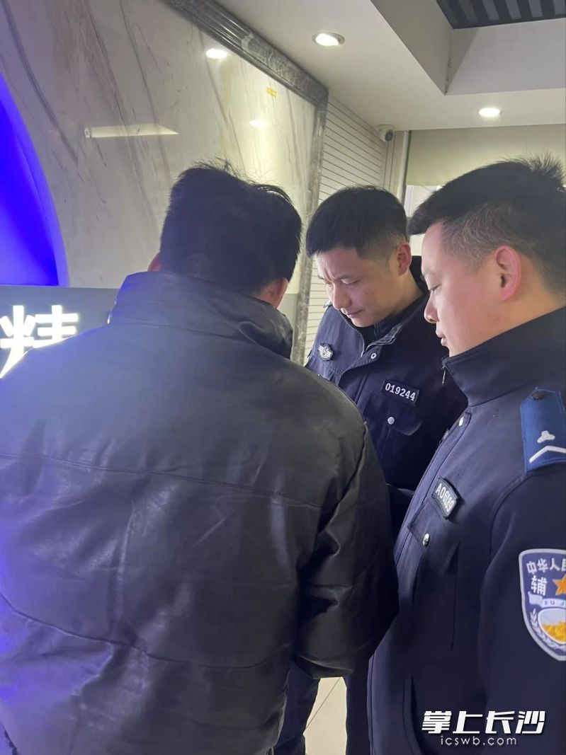 民辅警及时堵截，保住了市民血汗钱。长沙晚报通讯员 彭运生 供图