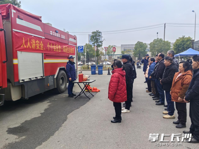 消防宣传员向居民讲解消防安全知识。 长沙晚报通讯员 王选瑜 摄