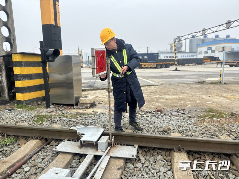 陈沙安的工作包括核对集装箱号、检查箱体状况、确认货物装载情况等,这些工作看似简单却不简单。 陈沙安的工作包括核对集装箱号、检查箱体状况、确认货物装载情况等,这些工作看似简单却不简单。