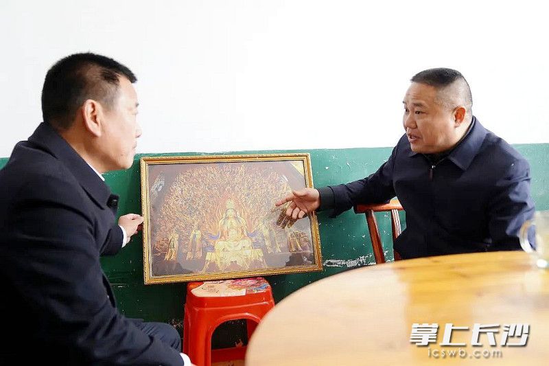 彭柳升（右）在老家接受记者采访时，介绍修复千手观音中所经历的故事。长沙晚报通讯员 段华良 摄