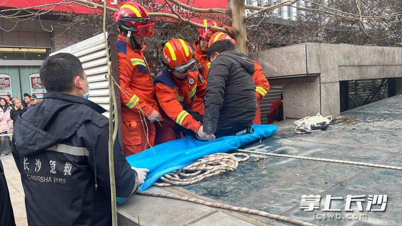 在消防人员的救助下，不慎跌落通风井的工人被成功救出。长沙晚报通讯员 谢梦嘉 供图