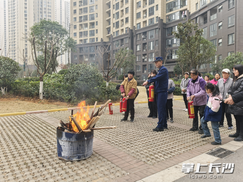 消防宣传员指导小区居民进行灭火演练。长沙晚报通讯员 张杰 摄