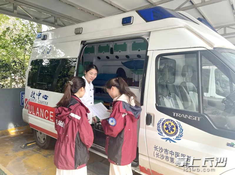 长沙市中医医院（长沙市第八医院）与长沙机场合作，打造“生命通道”，锻造了一支航空急救“特种兵”。 通讯员供图