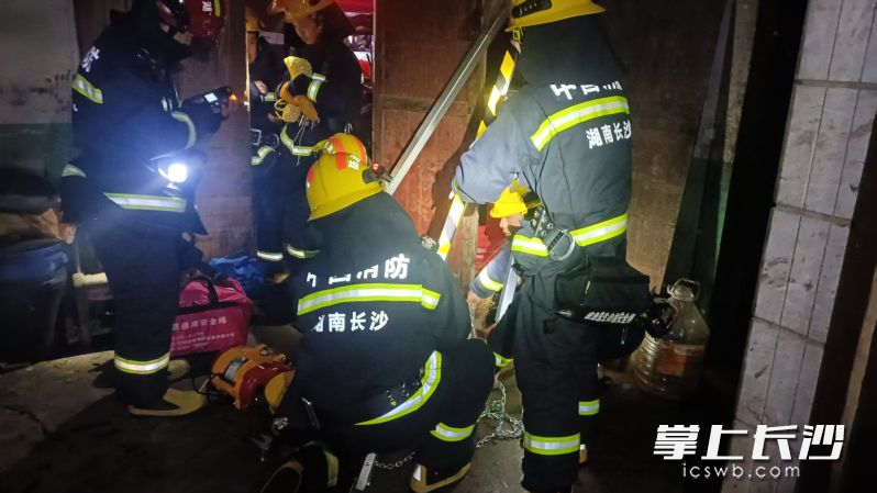 消防员正在营救坠井老人。 长沙晚报通讯员 王博 摄
