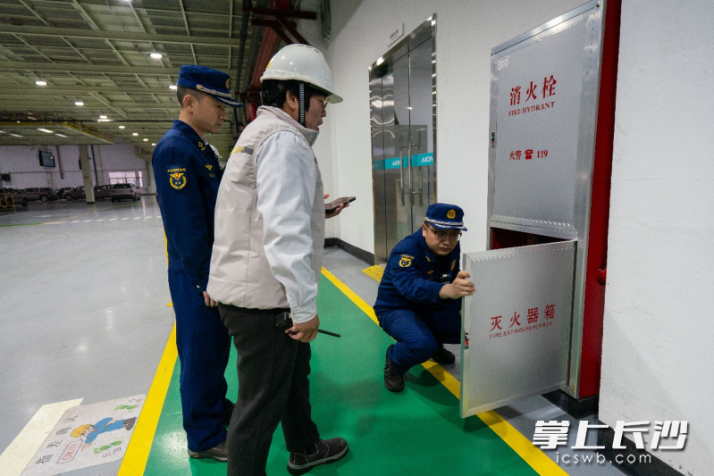 防火监督员在广汽埃安长沙总装车间仔细进行消防安全检查。 长沙晚报通讯员 张佳欣 摄
