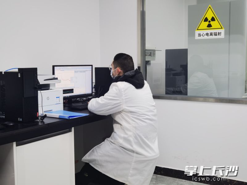 长沙市食药检所的检验检测现场。长沙晚报全媒体记者 周辉霞 摄