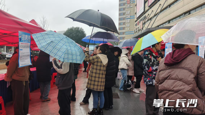 招聘会现场，人头攒动。
