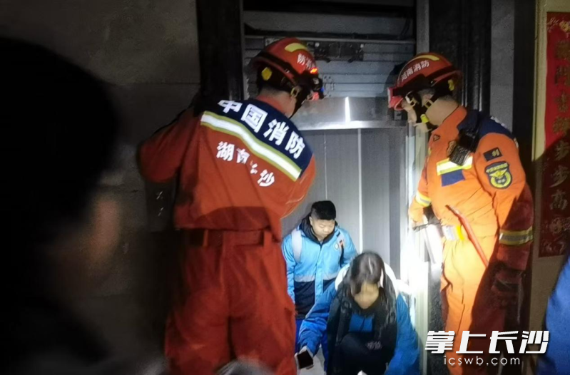 消防救援人员爬上25楼把被困在电梯中的人员救出。长沙晚报通讯员 宾顺富 摄
