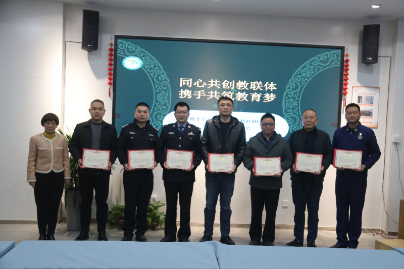向“教联体”单位代表颁发聘书。均为长沙晚报通讯员肖陈辰 胡赛花供图