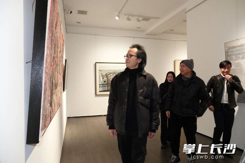 观众驻足赏画。 均为主办方供图