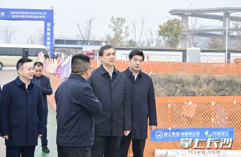 周海兵在暮坪大桥河西联络线项目，实地查看项目规划设计和建设推进情况。 长沙晚报全媒体记者 余劭劼 摄