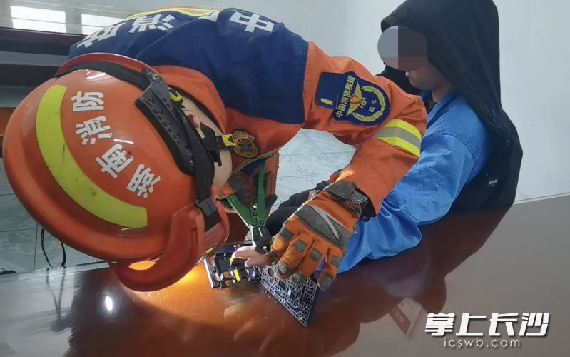 男子手指被塑料模具卡住，在消防的帮助下终于成功取出。 长沙晚报通讯员 宾顺富 摄