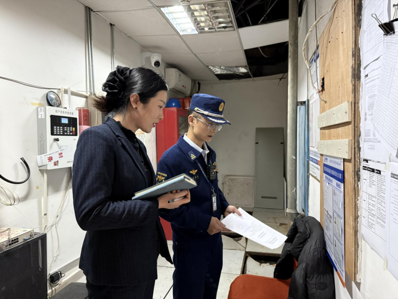 芙蓉消防安全指导服务组监督员在进行防火检查。 长沙晚报通讯员 谢梦嘉 摄