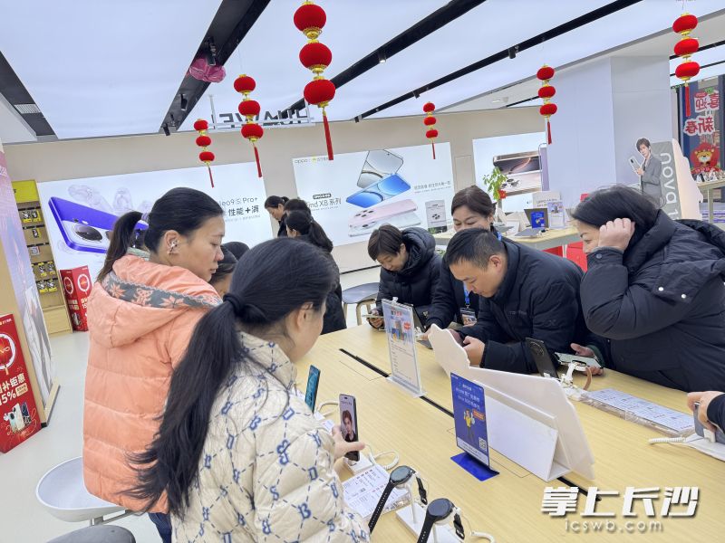 长沙各卖场内选购手机的消费者络绎不绝。长沙晚报掌上长沙全媒体记者 刘捷萍 摄