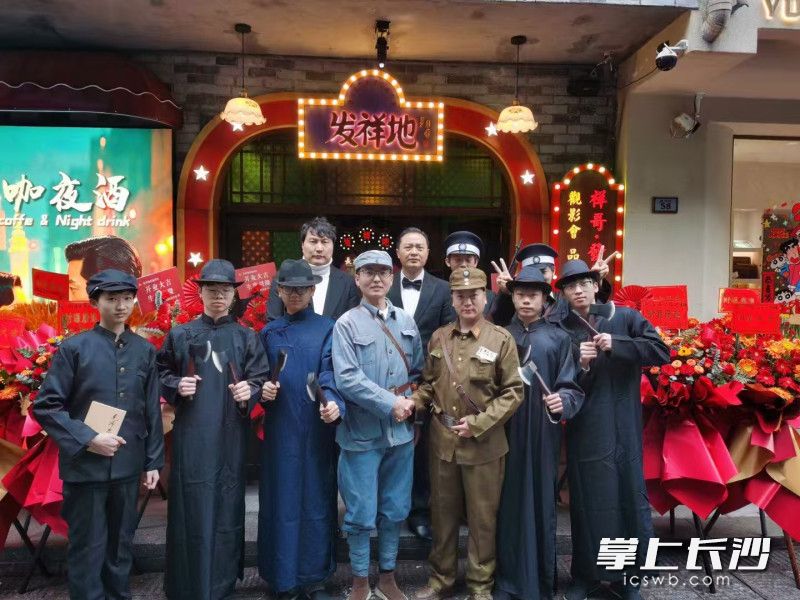 表演人员合影。