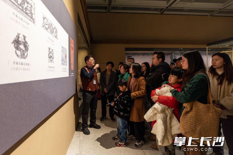 众多市民携家带口观看“聚宝之盆——新疆文物珍品展”。 均为长沙晚报全媒体记者郭雨滴摄