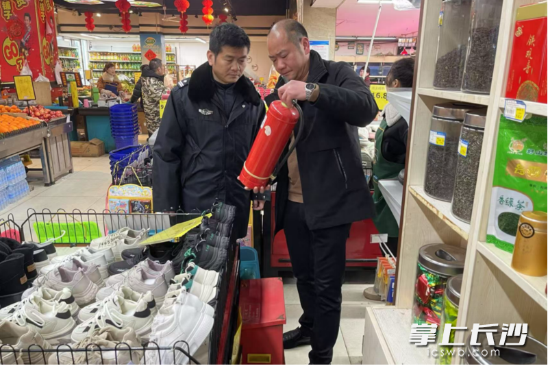 工作人员到重点场所进行消防安全检查及宣传。