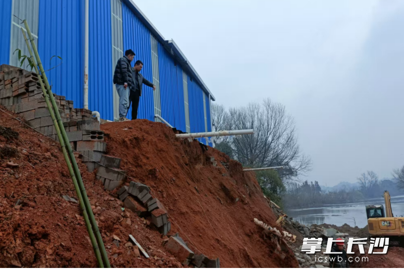 澄潭江镇生态事务中心对河道管理范围内违建问题进行指导整改。
