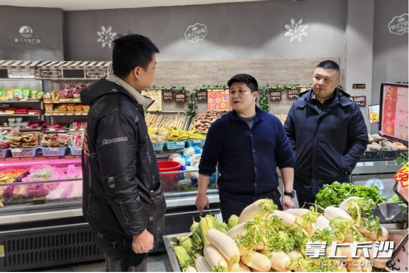 澄潭江镇主要领导带队对辖区的重点场所、道路安全进行安全检查。