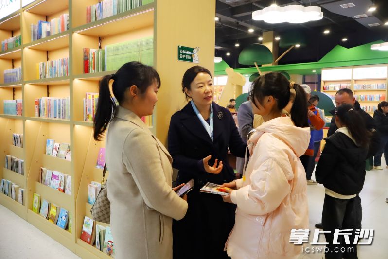 长沙市知联会的帮扶人员与“知心孩子”现场交流。