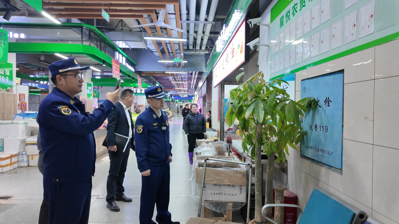 消防监督员在市场进行消防安全检查。长沙晚报通讯员 张佳欣 摄