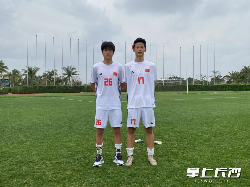 来自长沙麓山国际实验学校足球队的胡勋、杨椰文入选2025年中国中学生足球队集训队。 长沙晚报通讯员 唐婉欣 供图