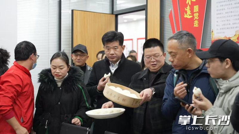 面对面交流，谈供需促消费。均为长沙晚报通讯员 邓辉军 摄