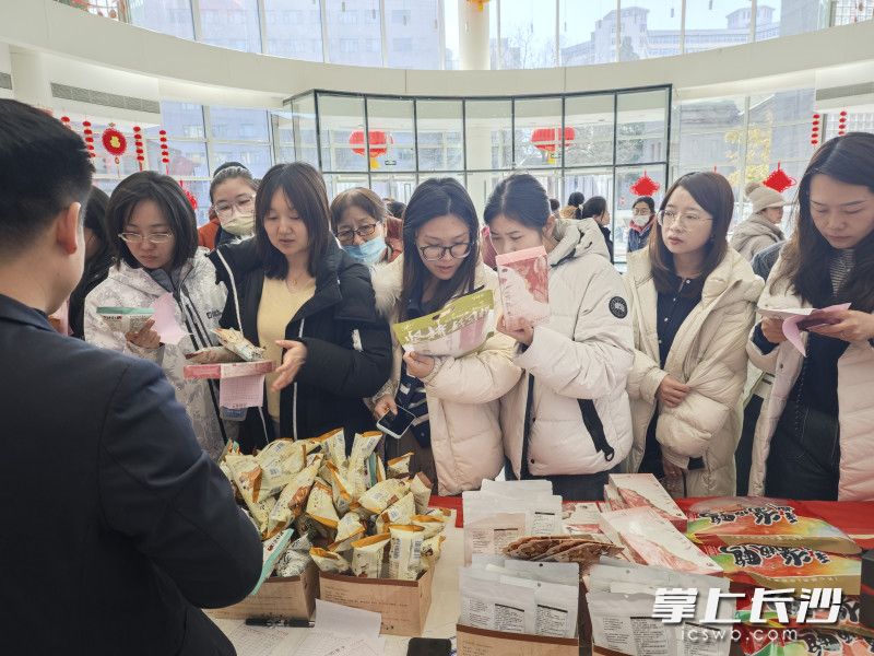 新华社的员工在选购长沙特色美食产品。 均为长沙晚报全媒体记者贺文兵摄