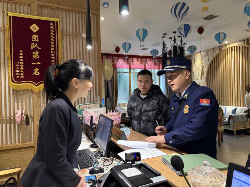 图为消防监督员在人员密集场所进行检查。长沙晚报通讯员 谢梦嘉 摄