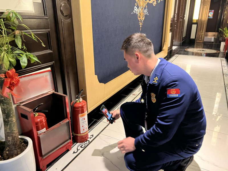 消防监督员在人员密集场所进行消防安全检查。 长沙晚报通讯员 余娜娜 摄