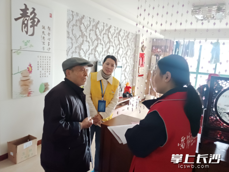 网格员、志愿者网格员了解老人需求。 均为长沙晚报通讯员付彬供图