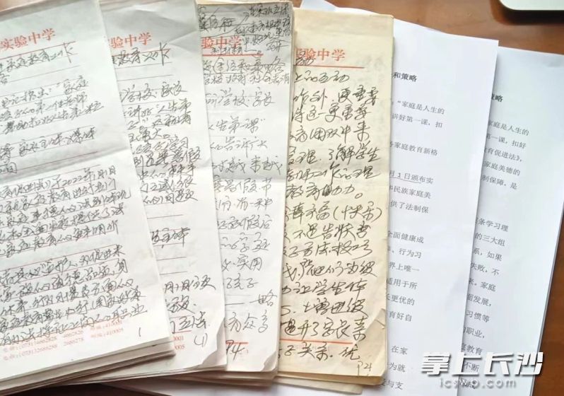 老教师的手写论文稿，将“把论文写在校园里”要求具体化了。 长沙晚报通讯员 马腾宇 摄