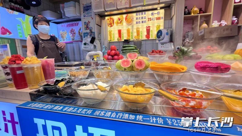 美食街里各个食档的商品明码标价，市民游客可以放心消费。 长沙晚报全媒体记者  周辉霞 摄