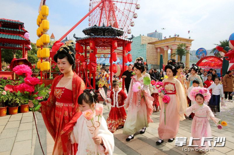 今日下午，长沙世界之窗“三月·国色芳华”主题花事季惊艳开启。均为全媒体记者 贺文兵 摄